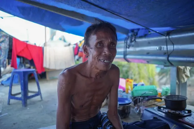 Penyintas lainnya, Warno mengatakan dirinya jadi lebih sering melamun sejak bencana.