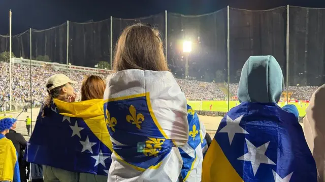 navijači bosne i hercegovine ogrnuti zastavama