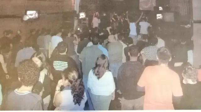 حفل موسيقى روك في بيك هول بيروت التسعينيات