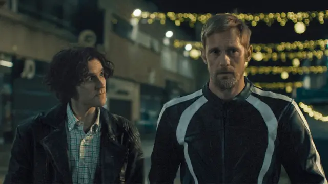 Двоє чоловіків ідуть вулицею