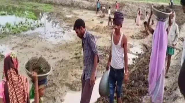 জাতীয় গ্রামীণ রোজগার প্রকল্পের মতো বহু প্রকল্পে শয়ে শয়ে কোটি টাকা রাজ্যের ত্রিস্তরীয় পঞ্চায়েত ব্যবস্থার মাধ্যমে ব্যয় করা হয় - প্রতীকি চিত্র 