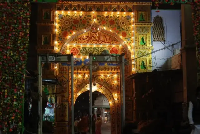 اداکارہ پرینکا چوپڑا نے سنہ 2011 میں اجمیر درگاہ کی زیارت کی تھی