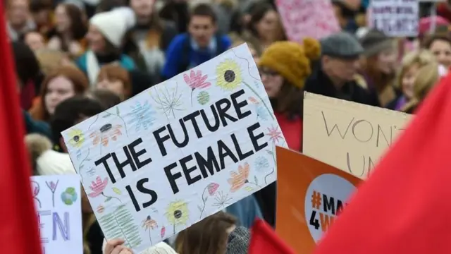 Cartaz em passeata em Londres dizendo 'O futuro é feminino