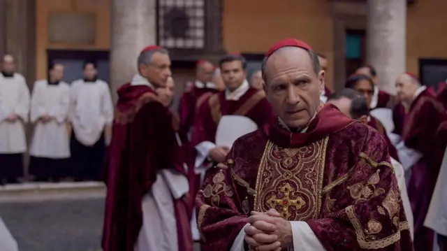 Ralph Fiennes en su rol como el cardenal Lawrence