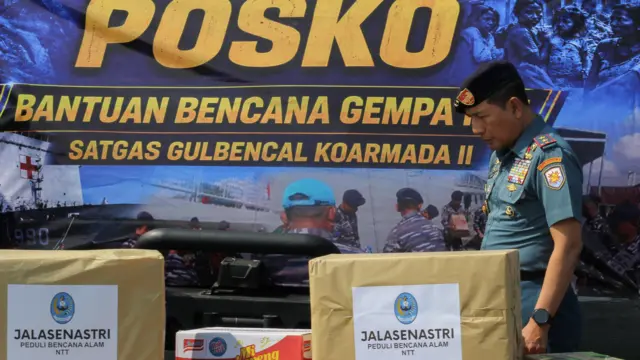 Panglima Komando Armada II (Pangkoarmada II) Laksda TNI I G P Alit Jaya meninjau berbagai paket bantuan sebelum diangkut ke KRI dr. Soeharso-990 di Koarmada II, Surabaya, Jawa Timur, Selasa (18/8/2026). 