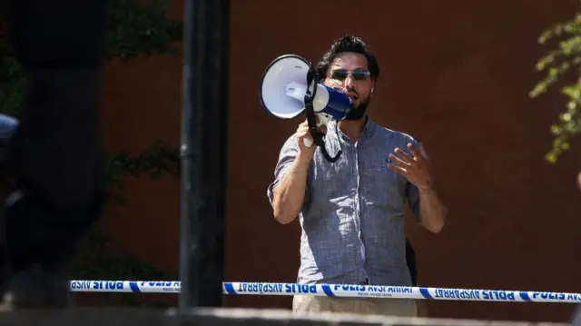 স্টকহোমের মসজিদের সামনে সালওয়ান মোমিকা 