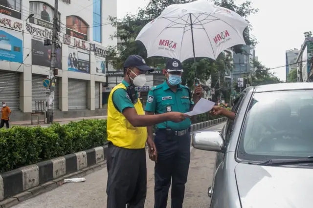 গাড়ীর কাগজপত্র চেক করার দায়িত্ব পুলিশের।
