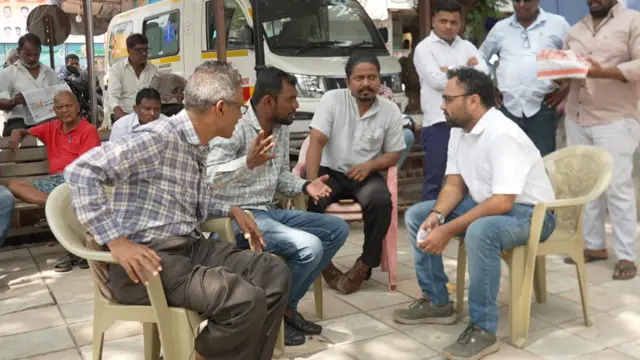 आम्ही मुंबईत घाटकोपरच्या माता रमाबाई आंबेडकर नगरमध्ये जातो. 