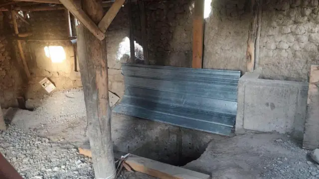 Яширин туннель учун экани айтилган чуқур кимсасиз уйнинг молхонаси ичидан топилган 