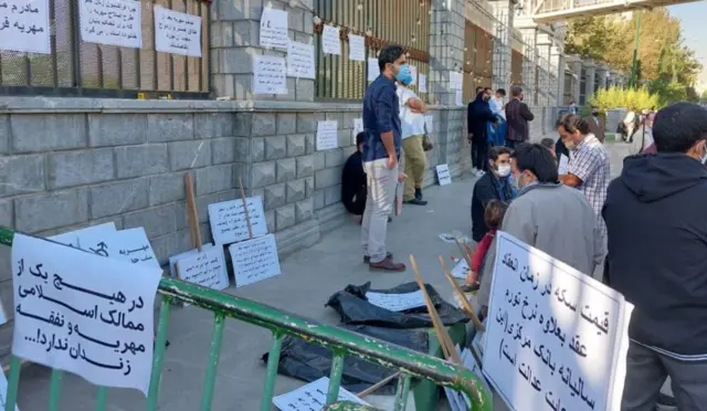 تحمع بدهکاران مهریه در مقابل دادگستری