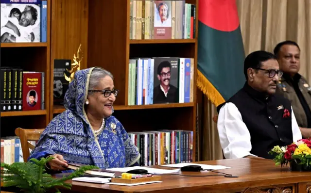 সংবাদ সম্মেলনে বাংলাদেশের প্রধানমন্ত্রী শেখ হাসিনা