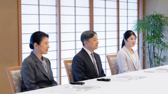 العائلة المالكة اليابانية تجلس على طاولة مأدبة