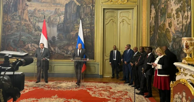 የሱዳን የውጭ ጉዳይ ሚኒስትር አሊ ዩሱፍ እና የሩሲያ የውጭ ጉዳይ ሚኒስትር ሰርጌ ላቭሮቭ