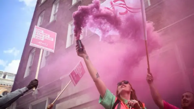 Posta işçileri ve destekleyenlerin bir eylemi