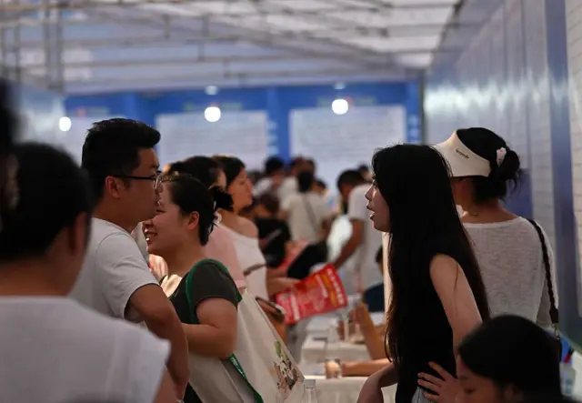 一群人在招聘会现场