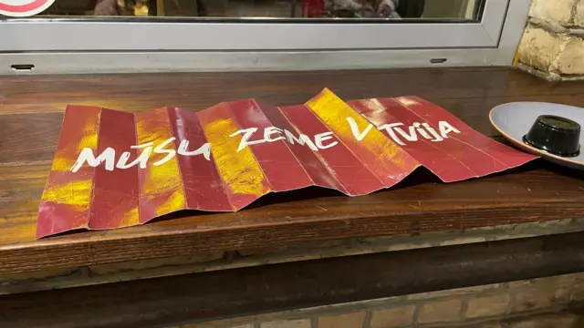 'Musu zeme Latvija' domaći navijači često uzvikuju, što u prevodu na srpski znači: 'Naša zemlja Letonija'