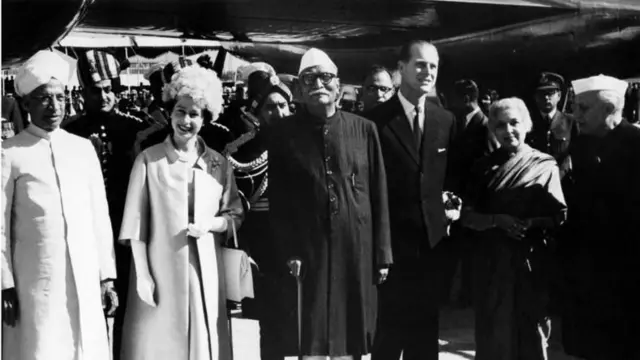 இந்தியாவின் முதல் குடியரசுத் தலைவர் டாக்டர் ராஜேந்திர பிரசாத், முதல் குடியரசுத் துணைத் தலைவர் டாக்டர் சர்வபள்ளி ராதாகிருஷ்ணனுடன் (இடது புறத்தில்) - கோப்பு புகைப்படம்