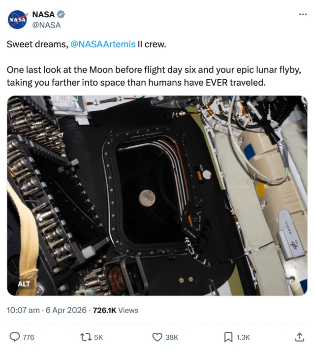 Скріншот допису NASA у X з побажанням доброї ночі екіпажу та фото: через ілюмінатор корабля видно Місяць, оточений технічними панелями всередині капсули.