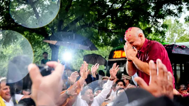 रिहा होकर सिसोदिया केजरीवाल के घर उनके परिवार से मिलने पहुंचे