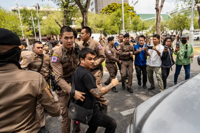 မြန်မာစစ်ခေါင်းဆောင်ကို ဆန္ဒပြဖို့ ပြင်နေတဲ့ အနက်ရောင်ဝတ် Bright Future အဖွဲ့ဝင်တွေကို ထိုင်းအမျိုးသားရေး အဖွဲ့ဝင်တွေ ရောက်လာလို့ ရုန်းရင်ဆန်ခတ်ဖြစ်ခဲ့