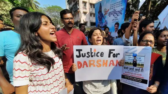 दर्शन सोलंकीच्या मृत्यूनंतर देशभरात विविध संघटनांनी आंदोलनं केली.