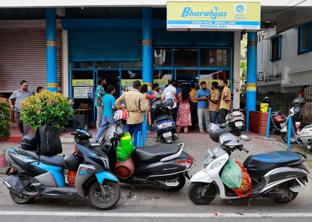 गॅस एजन्सी बाहेर ग्राहकांची गर्दी 