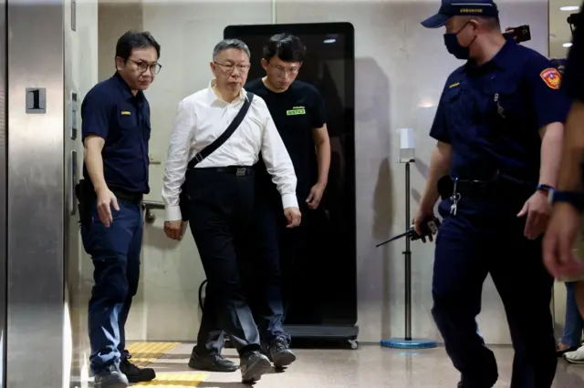 2024年9月2日,法院裁定柯文哲對檢察官提出的指控不成立,隨後柯文哲獲釋,在警方押送下離開台北地方法院。