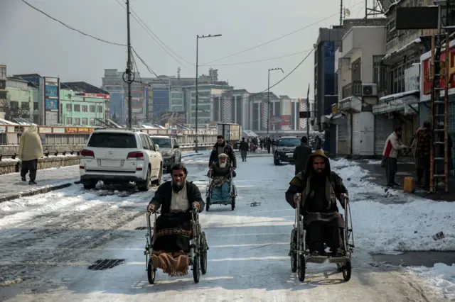 له وېلچیر سره دغه کسان د کابل واورین سړک کې روان دي- سلواغه ۳
