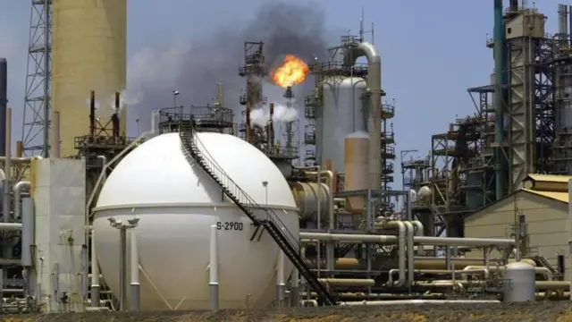 બીએસઈમાં કડાકો એનએસઈમાં ઘટાડો, ભારતીય શેરબજારો કેમ ઘટી રહ્યા છે, બૉમ્બે સ્ટોક એક્સચેન્જ, નેશનલ સ્ટોક એક્સચેન્જ, બીબીસી ગુજરાતી, બીબીસી ન્યૂઝ ગુજરાતી