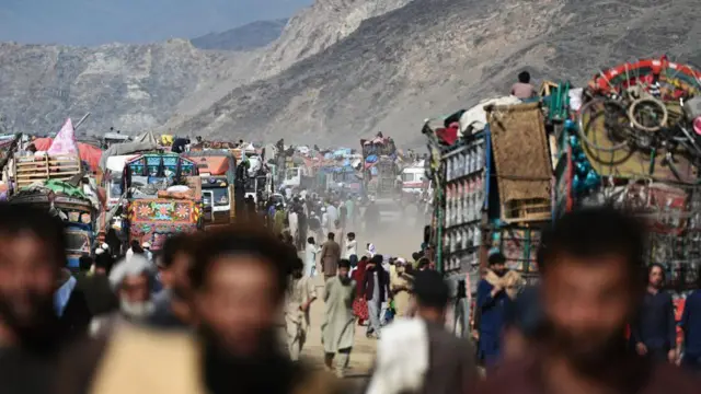 پناهندگان افغان نزدیک مرز. هر روز صدها پناهنده افغان از پاکستان می‌رسند
