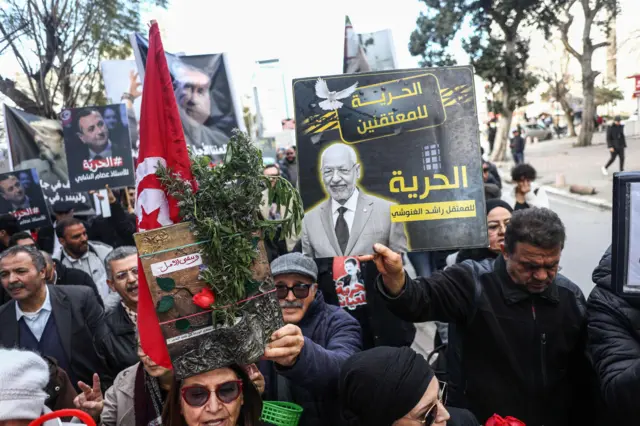 مظاهرة تحمل صورة الغنوشي كُتب عليها 