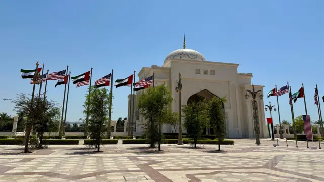 اهتزاز پرچم‌های آمریکا و امارات متحده عربی در ورودی قصر وطن که محل استقرار رییس امارات متحده عربی و امیر ابوظبی است