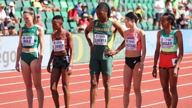 Natalie Rule z Australii, Beatrice Chebet z Kenii, Caster Semenya z RPA, Kaede Hagitani z Japonii oraz Gudaf Tsegay z Etiopii przygotowują się do eliminacji biegu na 5000 m kobiet podczas lekkoatletycznych mistrzostw świata Oregon 2022 w Eugene, 20 lipca 2022 roku.**

