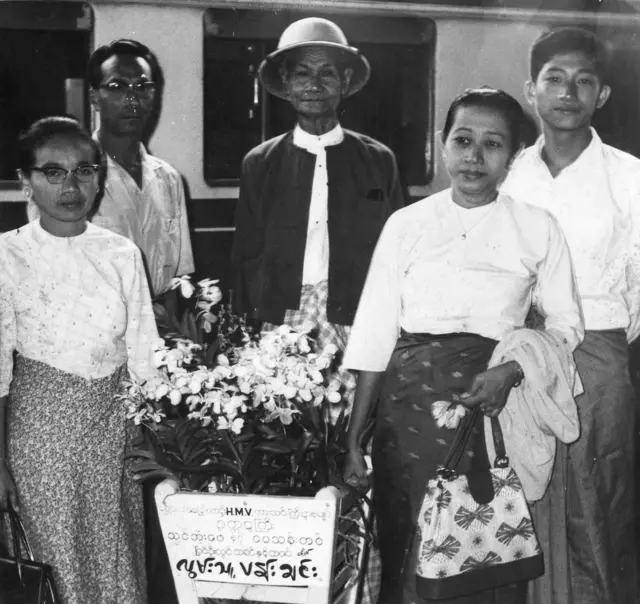 သခင်ကိုယ်တော်မှိုင်း စျာပနလာတဲ့ ရွှေဥဒေါင်း၊ လူထုဒေါ်အမာ၊ ကိုဖိုးသံ၊ ပြင်ဦးလွင် သခင်နဲ့ သဇင်