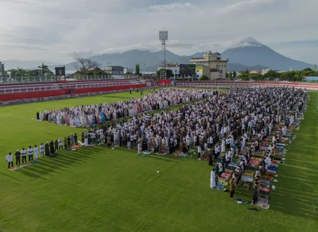 salat Idulfitri di Stadion Gelora Kie Raha Ternate, Maluku Utara, Sabtu (21/03). 