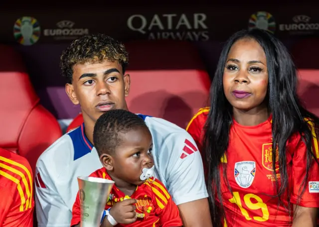 Lamine Yamal avec son petit frère et sa mère