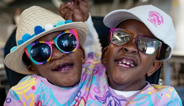 Marieme et Ndeye aiment jouer avec leurs amis à l'école primaire de Cardiff