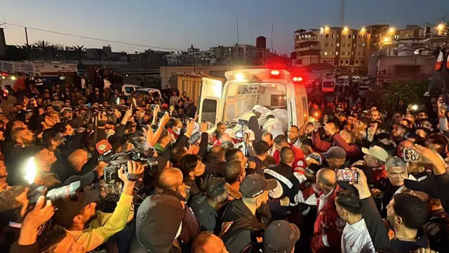 Ambulans membawa jasad paramedis Palestina yang meninggal dunia sepekan sebelumnya oleh serangan Israel.