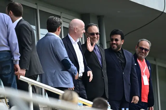 Джанни Инфантино (в центре) в окружении иранских чиновников