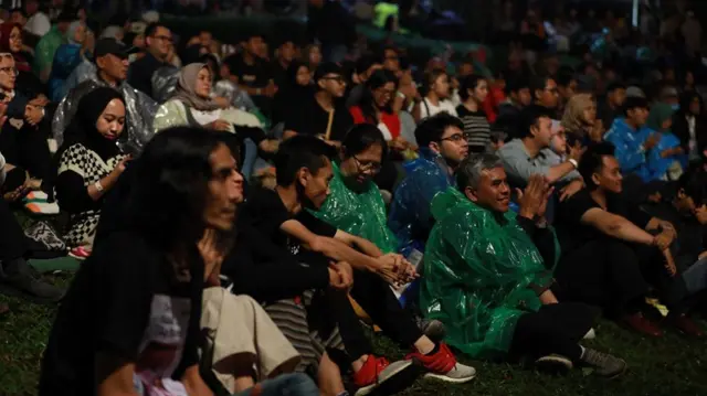 Para penonton Jazz Gunung Slamet menonton konser musik di Baturraden