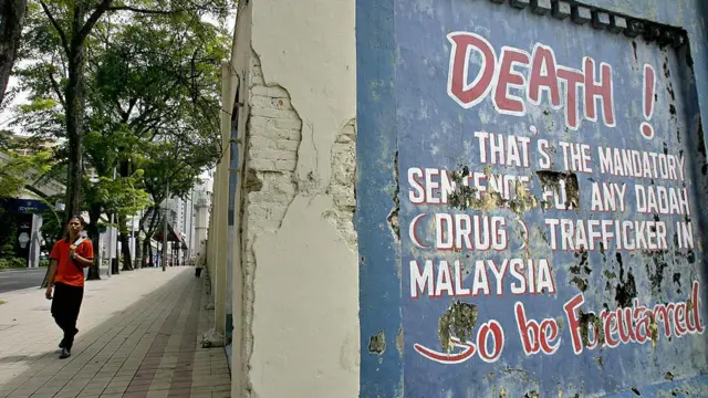 Tulisan dinding tentang hukuman mati wajib Malaysia untuk perdagangan narkoba di pusat kota Kuala Lumpur.