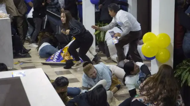 Personas se resguardan en el colegio Anderson en el centro de Quito