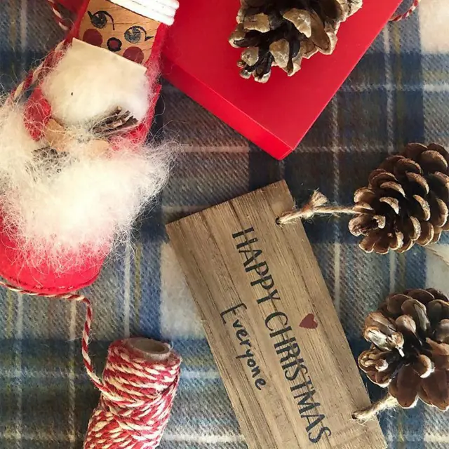 Diversas decorações artesanais de Natal