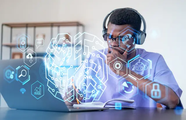 Homme en tenue décontractée et écouteurs prenant des notes