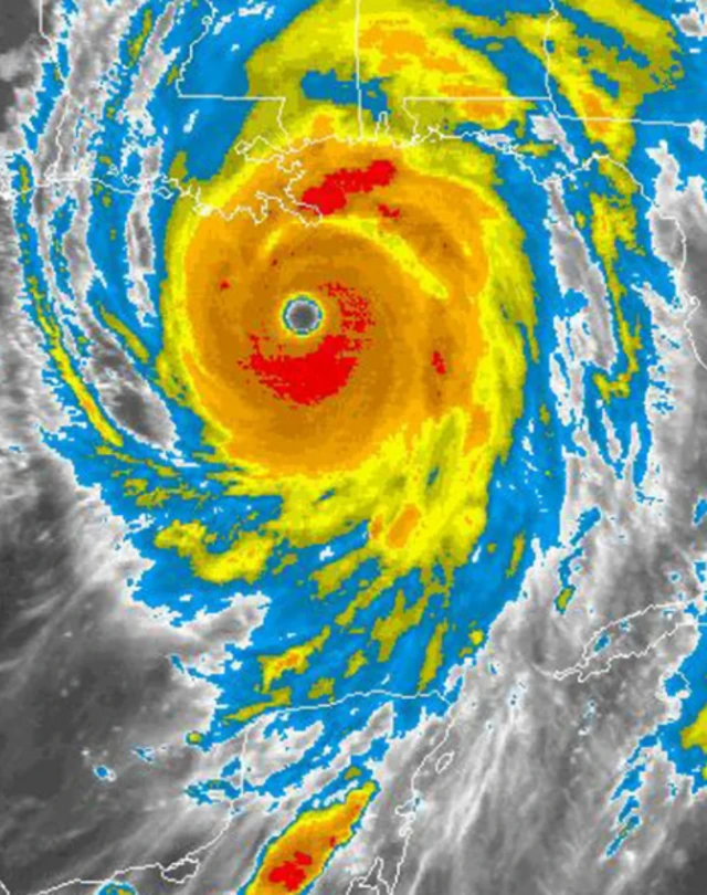 إن الأضرار التي سببها إعصار كاترينا جعلته الأكثر تكلفة في التاريخ. وتظهر الصورة سُحباً ورياحاً