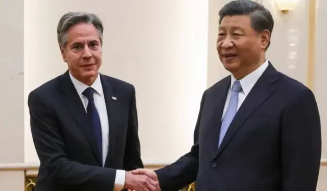 चीनी राष्ट्रपति शी जिनपिंग के साथ अमेरिकी विदेश मंत्री एंटोनी ब्लिंकेन.