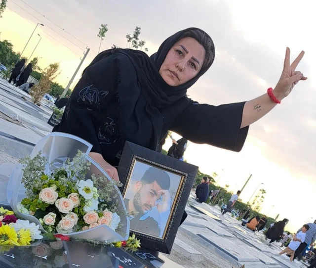 ژیلا خاکپور می‌گوید که ماموران اجازه ندادند مراسمی «در شان شخصیت پسر قهرمانم» برایش برگزار شود
