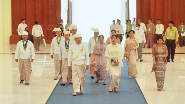 ၇၅ နှစ်မြောက် စိန်ရတုလွတ်လပ်ရေးနေ့အခမ်းအနားကို ခမ်းခမ်းနားနားပြုလုပ်ပြီး ပွဲတက်လာတဲ့ စစ်ခေါင်းဆောင် ဗိုလ်ချုပ်မှူးကြီး မင်းအောင်လှိုင်နဲ့ ဇနီးဖြစ်သူ ဒေါ်ကြူကြူလှ 