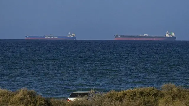 Вид на суда, проходящие через Ормузский пролив в рамках двухнедельного временного перемирия, достигнутого между США и Ираном при условии возобновления судоходства в проливе; снято в Омане 8 апреля 2026 года.