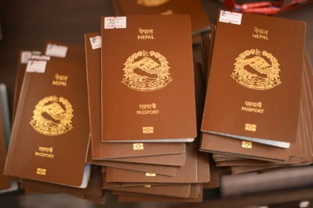 नेपाली राहदानीको थुप्रो